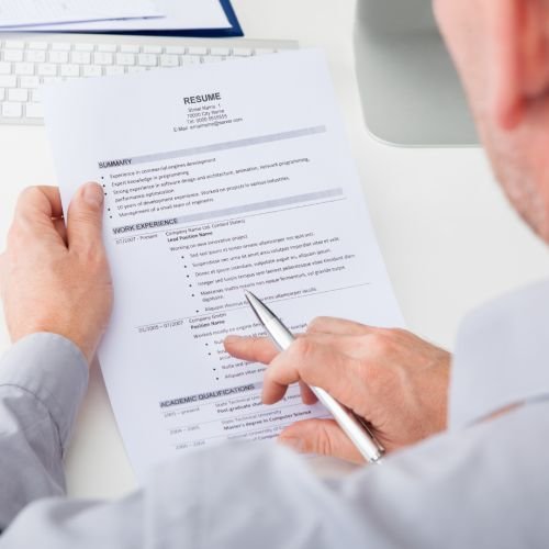 O Fim do Currículo Tradicional? Como as Competências Reais Estão Redefinindo o Recrutamento Administrativo